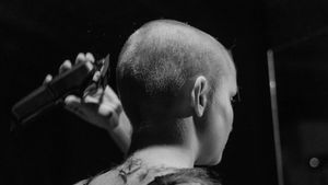 În 2026, tot mai multe tinere aleg să se radă în cap! Ce se ascunde în spatele acestui trend viral?