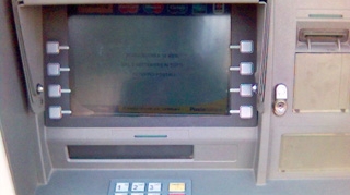 Patru indivizi au spart bancomatul unei primarii din Dambovita