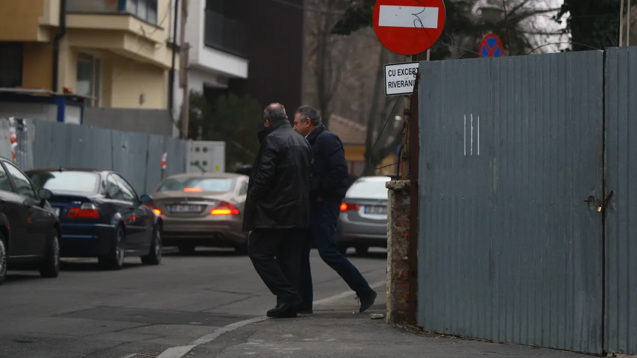 Afaceri la drum de seara: Berceanu negociaza pretul unui teren din cartierul bogatilor cu zambetul pe buze!