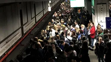 Este haos la metroul din București. Trenuri oprite în stații și în tuneluri