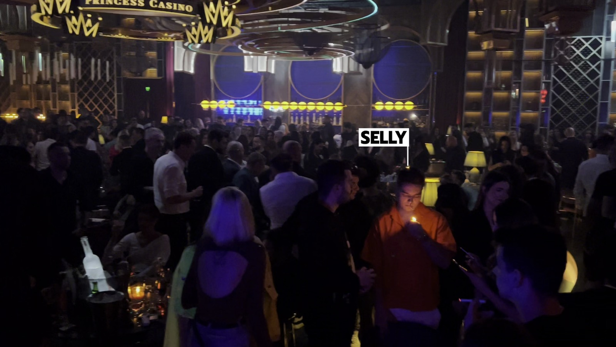 Selly  își aprinde o țigară  (Foto: CANCAN.RO)