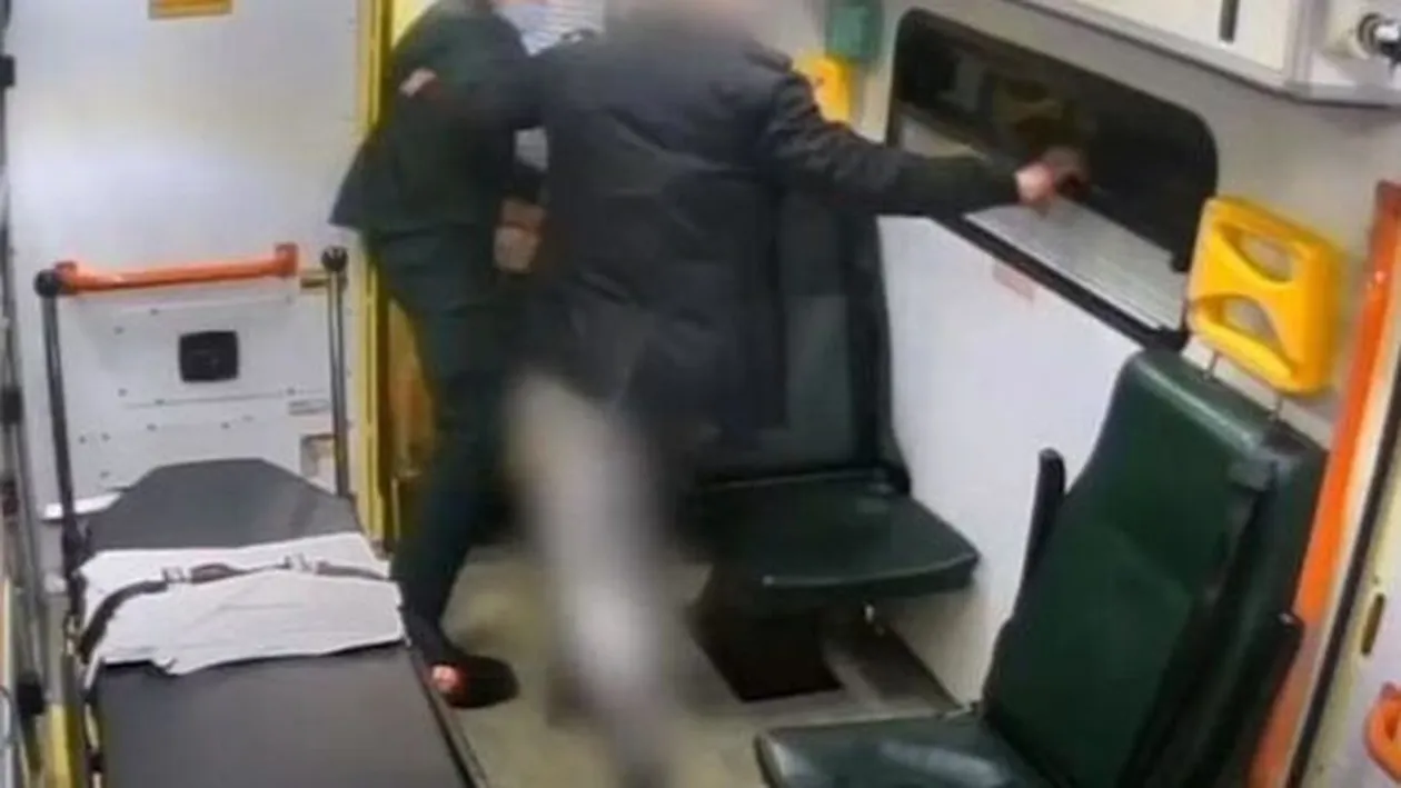 Un român a aruncat din ambulanță un paramedic din Londra. De unde a plecat scandalul și cum s-a ajuns la această situație