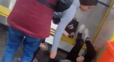 VIDEO ȘOCANT. Elevă de clasa a IX-a din Tulcea, snopită în bătaie de două colege, în stația de microbuz. Ce spun autoritățile