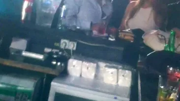 Dealerul vedetelor a iesit la agatat, in club! Uite cum l-au lasat doua blonde cu buza umflata!