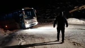 Microbuz cu 18 turiști, blocat în Bucegi pe un drum închis circulației. Patru ore s-au chinuit jandarmii să scoată vehiculul din zăpadă