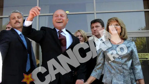 Traian Basescu, la un pas sa loveasca un ofiter SPP cand a aruncat un trandafir! Vezi cum a fost oprit in ultima secunda un incident jenant!