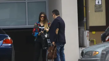 Antonia si impresarul exerseaza “mersul pinguinului” prin Centrul Vechi! Uite cum se chinuie sa-si ascunda colaceii sub haine XXL!