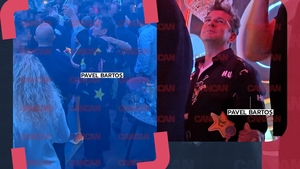Pavel Bartoş se distrează ca la 20 de ani, doar că are mai mulţi bani! Prezentatorul de la ProTV, aşa cum nu l-ai mai văzut