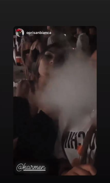 Karmen, apariție sexy și senzuală într-un club din Mamaia! Într-o rochie mulată și foarte scurtă, a fost filmată când și-a atins soțul în zona intimă