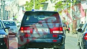 Vadim Tudor merge prin trafic cum il taie capul
