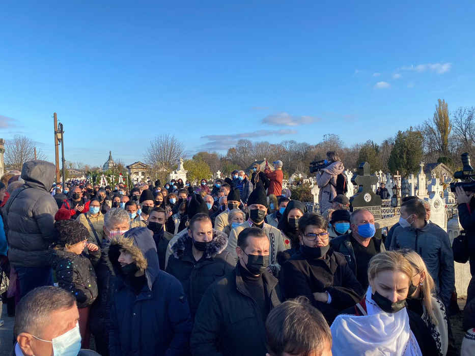 Primele imagini de la înmormântarea lui Petrică Mâțu Stoian. Flori, lacrimi, muzică și aplauze pentru regretatul interpret