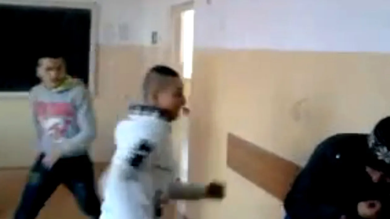 Imagini incredibile surprinse într-o şcoală din Brăila! Un elev de 15 ani este bătut în ultimul hal de patru colegi de clasă