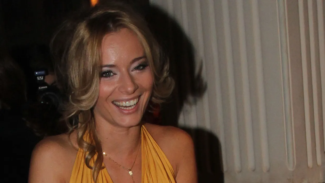 Laura Cosoi, in cea mai sexy rochie, fara sutien sau chilotei! Iubitul nu s-a mai putut abtine si a luat-o in brate in club