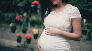 O femeie însărcinată cu gemeni, dată afară dintr-un restaurant după ce chelneriţa i-a văzut burta! Femeia a crezut iniţial că i se face o farsă
