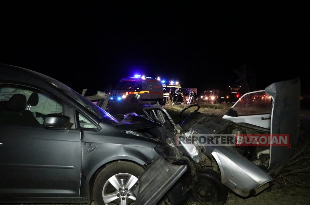 Impact frontal între o Dacie 1310 şi un VW în Buzău! Au murit pe loc: pe cine au găsit poliţiştii la volan