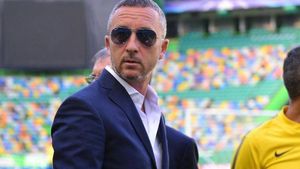 Atacat de Universitatea Craiova, Mihai Stoica nu se dezminte și răspunde ironic! "Costum elegant, spre slim!"