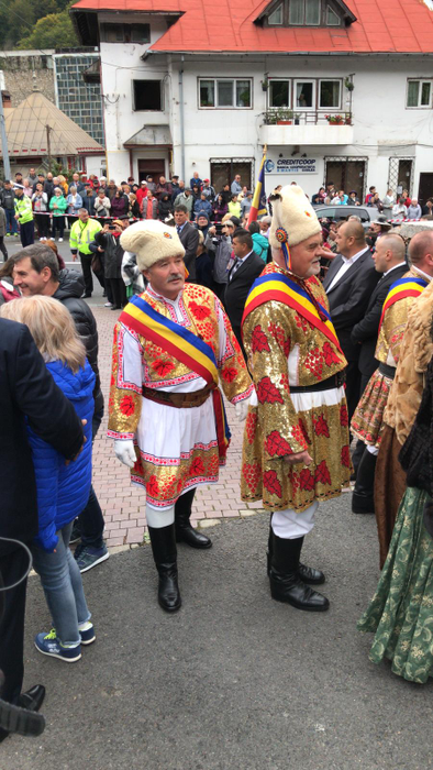 Mai multe persoane îmbrăcate în costume populare au ajuns la Biserica unde urmează să aibă loc cununia religioasă a fostului principe Nicolae
