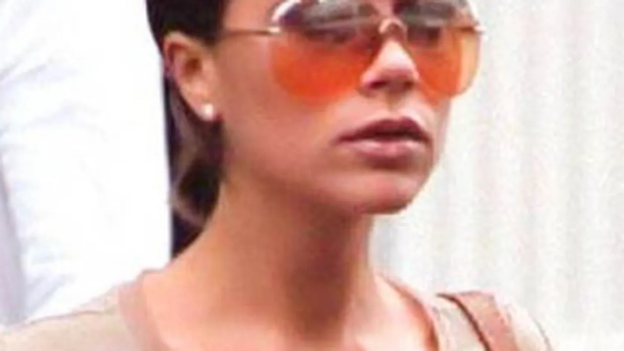 Sutienele dauneaza grav imaginii de vedeta! Uite-le pe cele mai tari actrite din lume fara sutien - si cu sfarcurile in aer