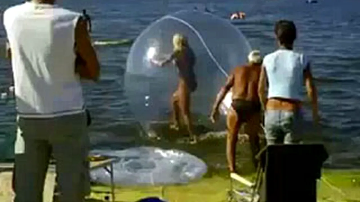 VIDEO O blonda versus o bula de mers pe apa. Cine crezi ca va castiga?