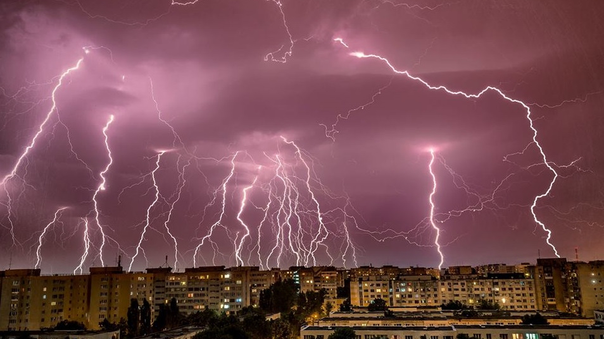 Meteorologii au avertizat că vin ploile torențiale, însoțite de grindină și vijelii