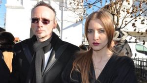Fosta designerului Mihai Albu e… neagră de supărare pe tot ce mişcă! "Doamna cu găina" l-a luat la măciuce 
pe cel care efectiv a "inventat-o"!