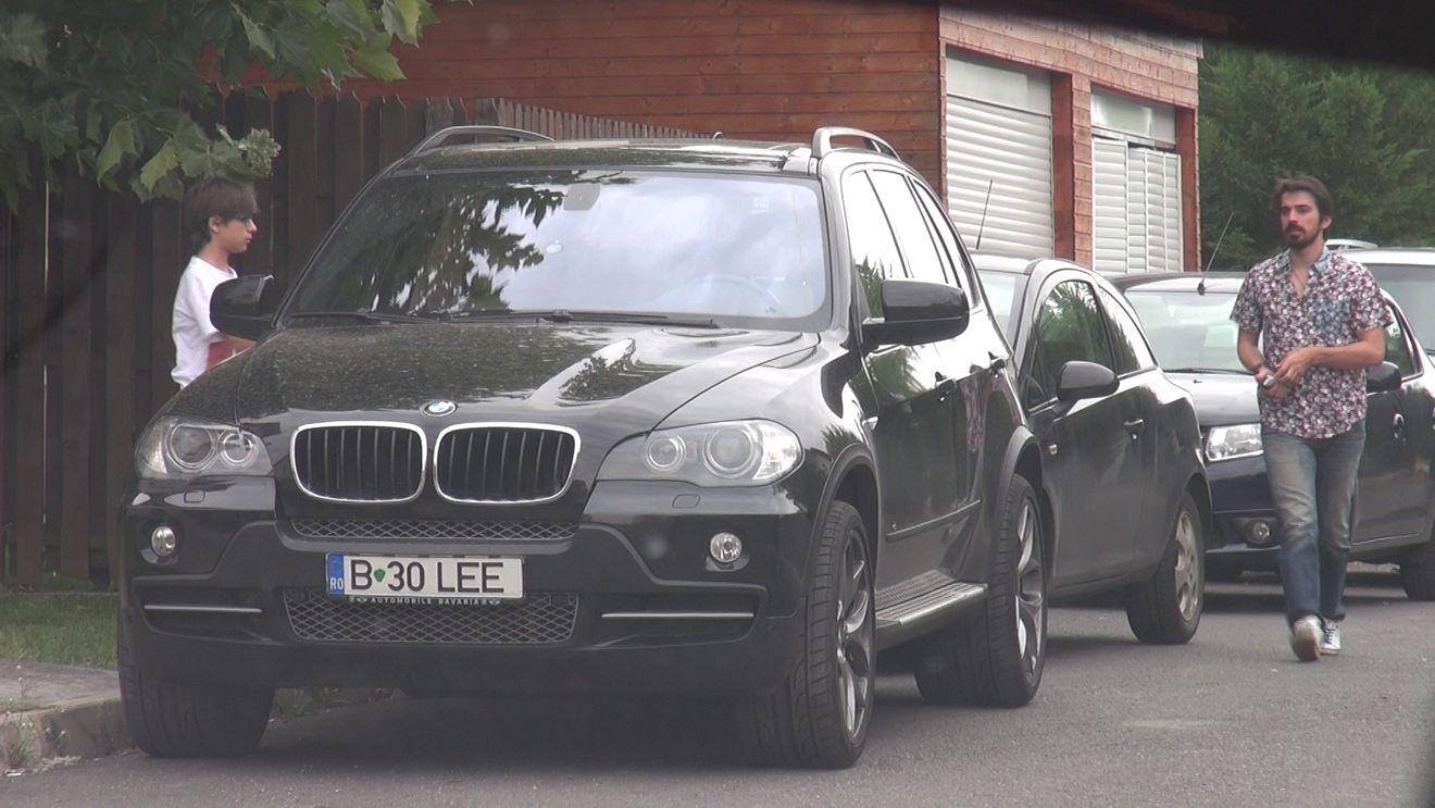 Activitate suspecta filmata de paparazzi acasa la Andreea Marin! Cum isi exerseaza Tuncay rolul de tata!