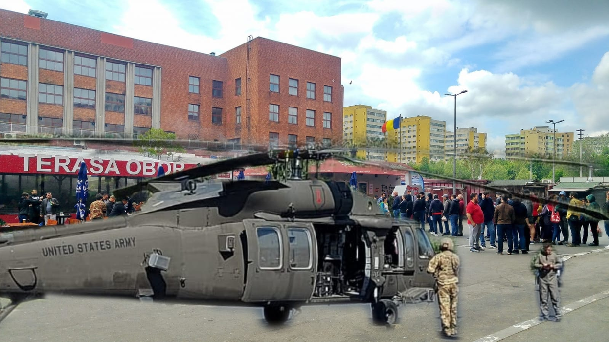 Românii au mult umor! Cele mai bune glume din online după aterizarea de urgență a elicopterului american, Black Hawk, în Piaţa Charles de Gaulle | FOTO