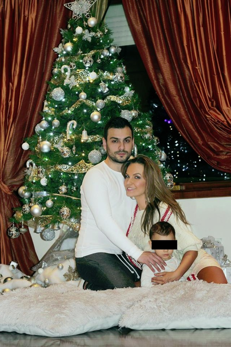 Anna Lesko și Adrian Neniță, alături de fiul lor. Sursa foto: Facebook