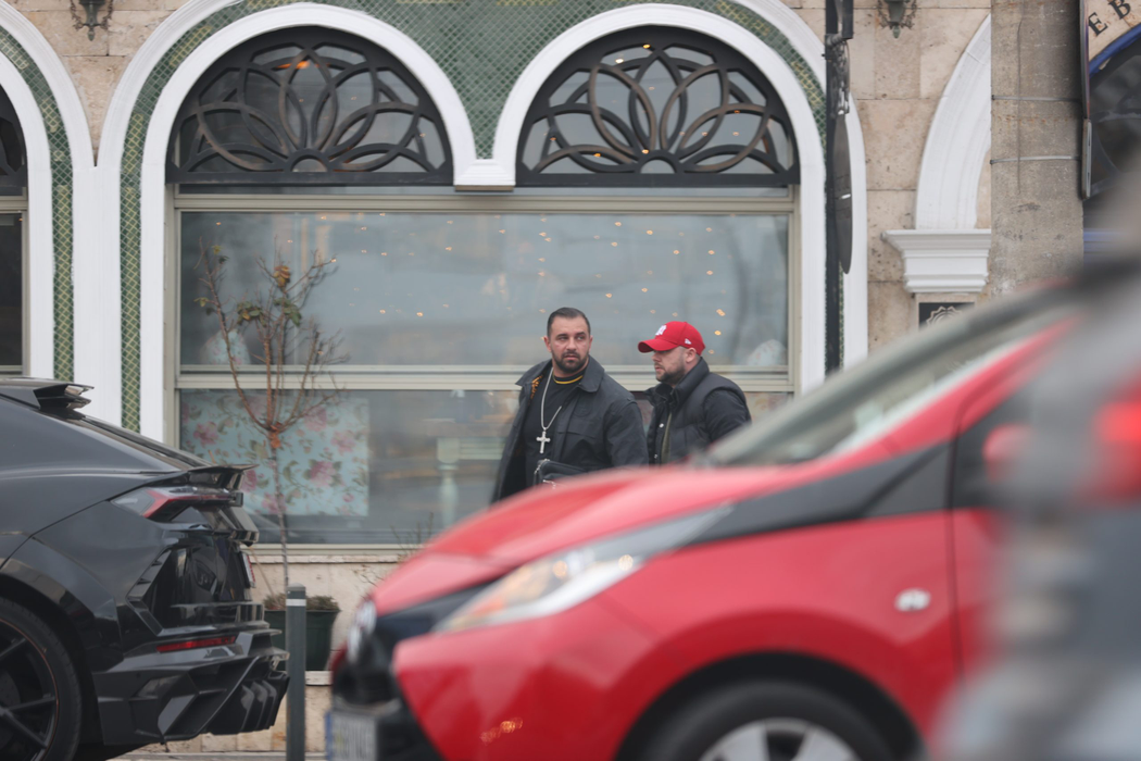 Alex Bodi se retrage, după ce a fost la Mandaloun, cu un prieten (Foto: CANCAN.RO)