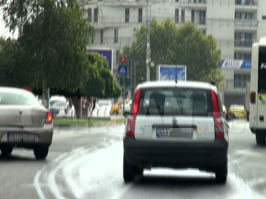 Imagini exclusive cu doctoriţa care a ajuns prima acasă la Gyuri Pascu în noaptea tragediei. A părăsit bulversată biroul procurorilor: A trecut pe roşu şi…