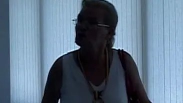 VIDEO  Intamplare halucinanta! O pensionara si-a bagat picioarele in piscina de la Vila Dante: E a noastra, avem voie sa facem o baie