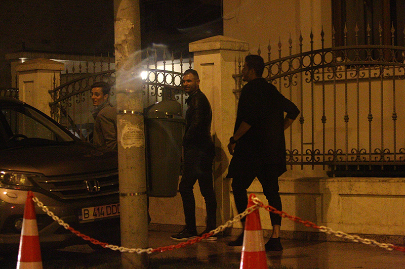 Mingote şi un coleg se grăbesc la întâlnire