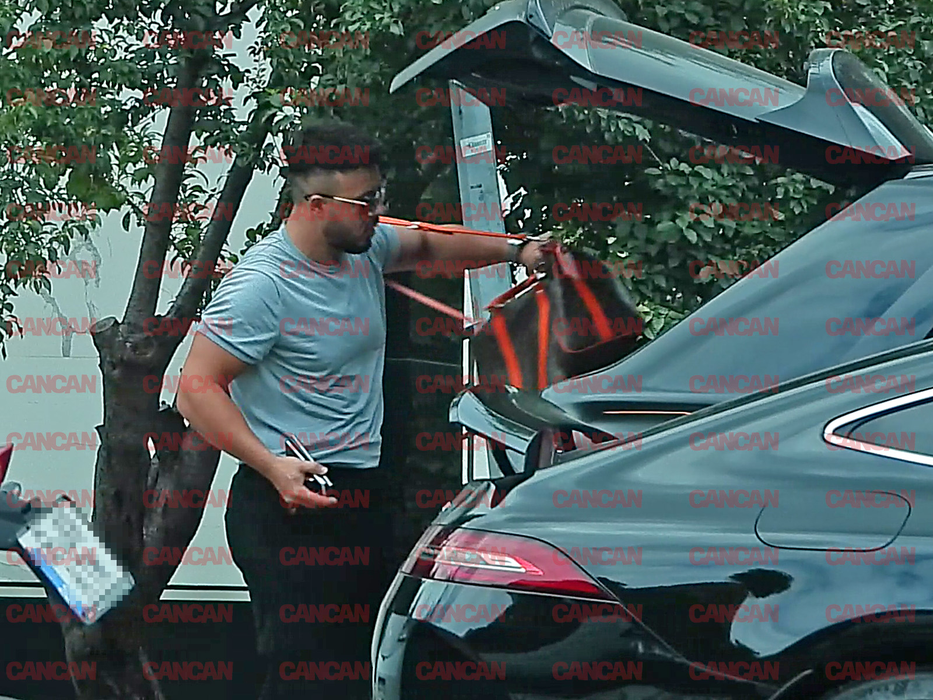 Gabi Bădălău își așază geanta cu echipamentul în portbagaj