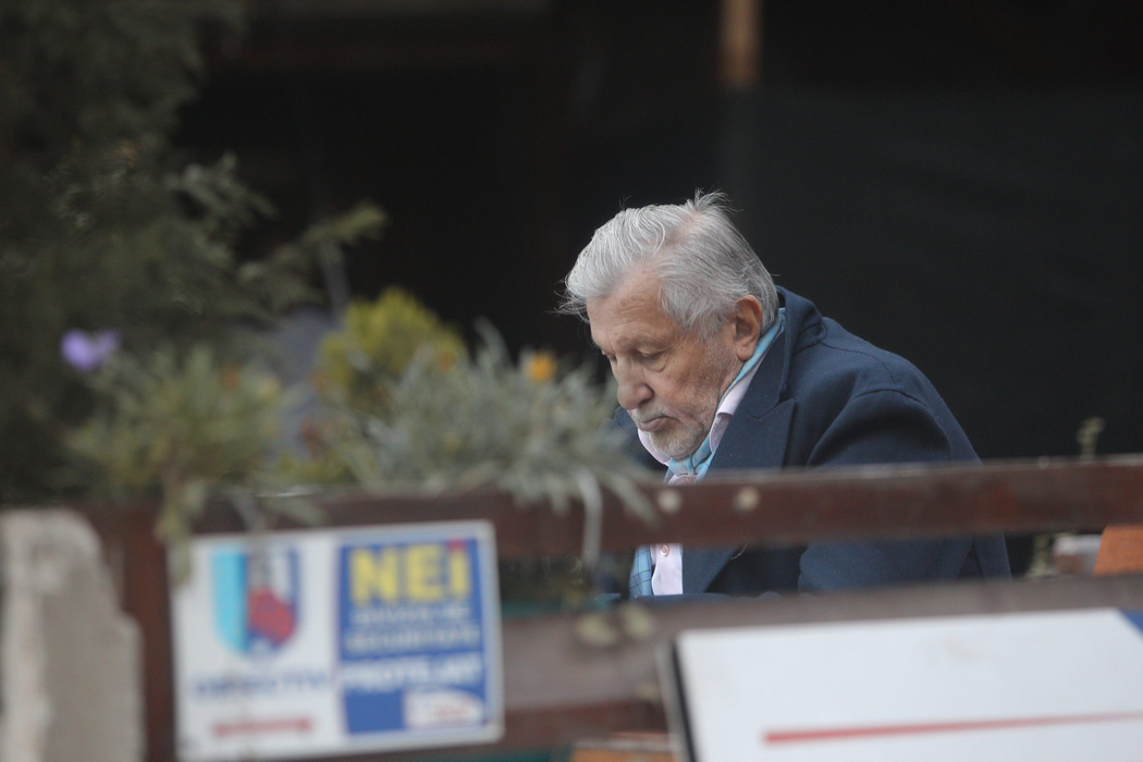 Devastat de anunțul divorțului, Ilie Năstase a făcut șpriț ”pe zi”, de unul singur!