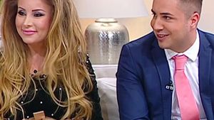  Roxana Vaşniuc e sexy-mămică. A rămas la piscină într-un costum de baie minuscul!