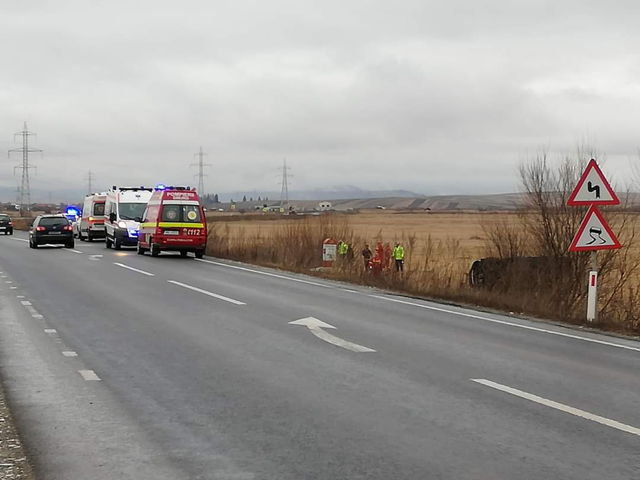 Accident înfiorător în Harghita! Un bărbat a murit, iar altul a fost rănit, după ce s-au răsturnat cu mașina pe un câmp