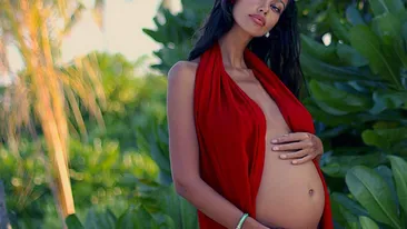 MĂDĂLINA GHENEA mai are puţin şi va naşte, dar nu renunţă la ţinutele sexy! Vedeta a pozat extrem de provocator