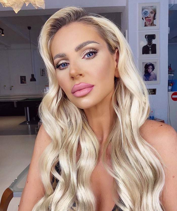 Andreea Bănică a „aterizat” cu un BMW X6 pe locul destinat persoanelor cu dizabilități