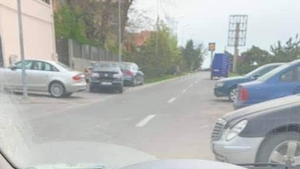 Toată lumea râde de el! Cum și-a "tunat" volanul de la Logan un șofer din Iași