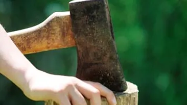 Un recidivist din Giurgiu a atacat doi oameni cu toporul. Pe unul l-a omorat, pe altul l-a bagat in spital