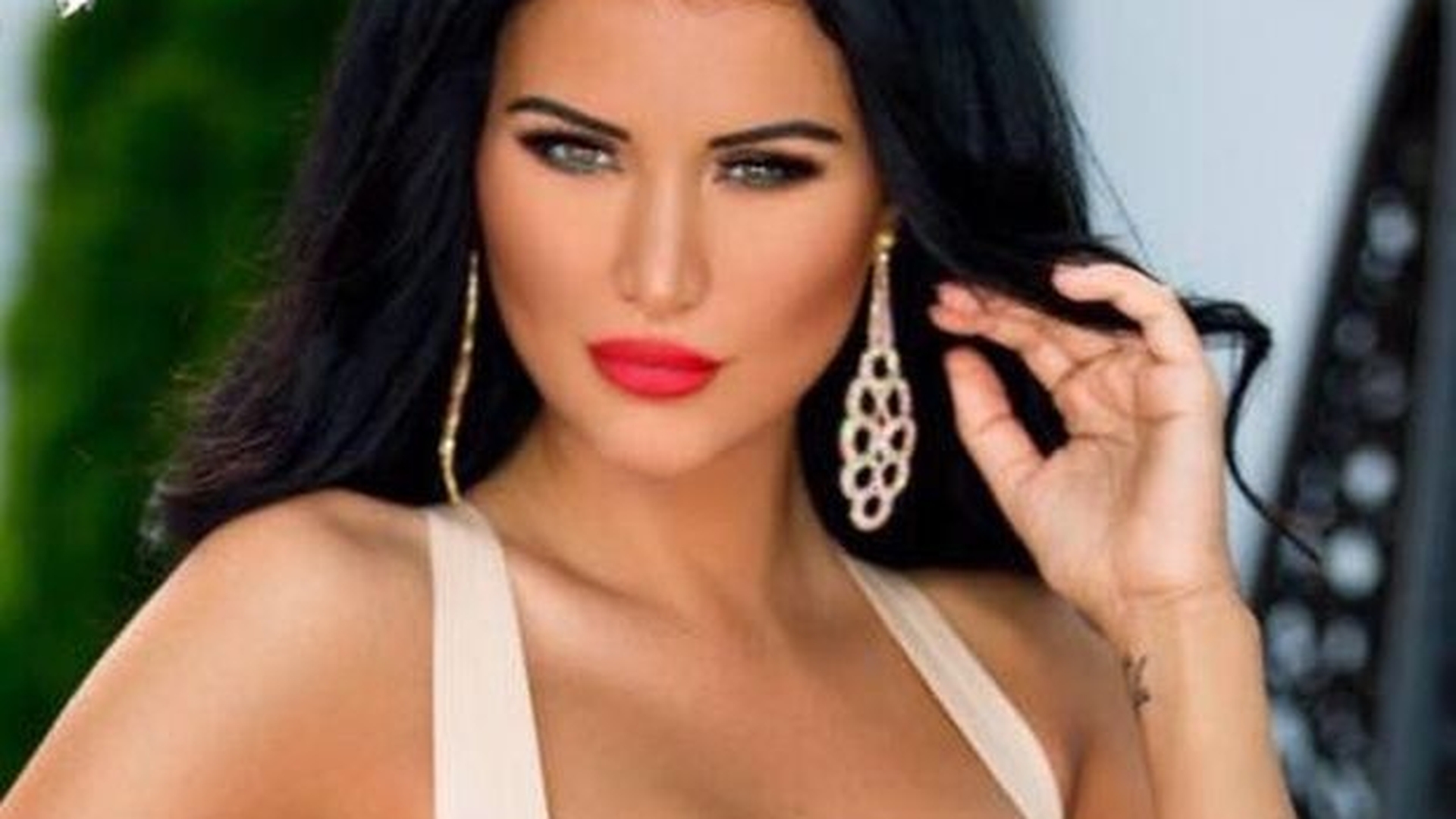Daniela Crudu și-a tunat și fundulețul! Bruneta are un ”bombeu” de infarct