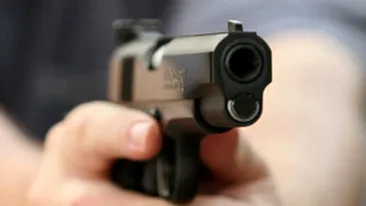 Tineri arestati dupa o altercatie pe strada, asupra unuia dintre ei fiind gasit un pistol