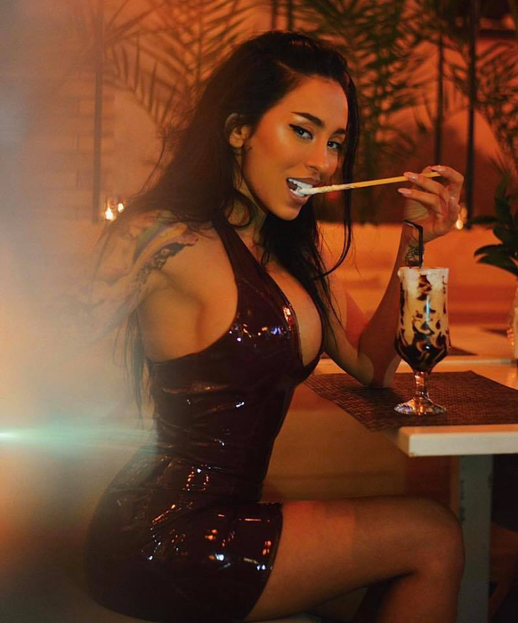 Ruby a arătat tot! Rochia albă și udă a încins imaginația bărbaților și i-a lăsat fără grai
