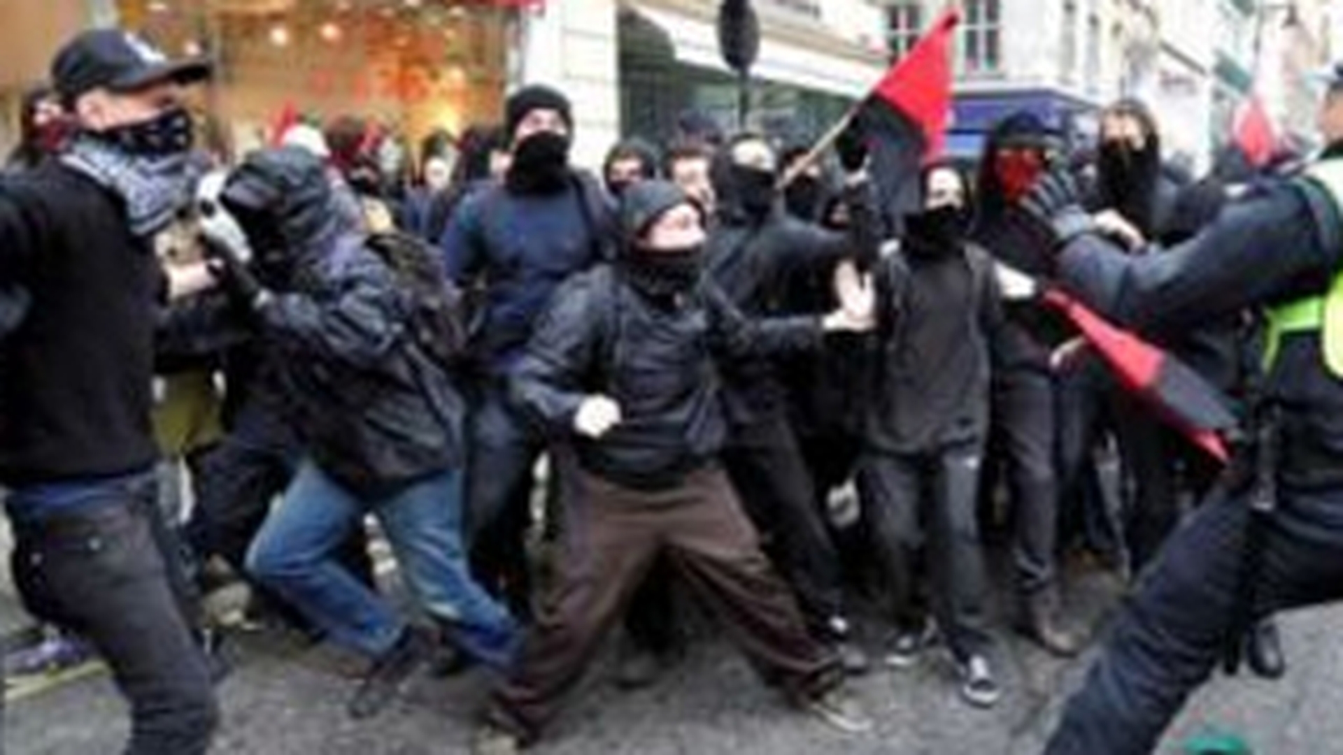 Violentele si jafurile se extind in Marea Britanie! Sute de vandali, arestati, printre care si un baiat de 11 ani