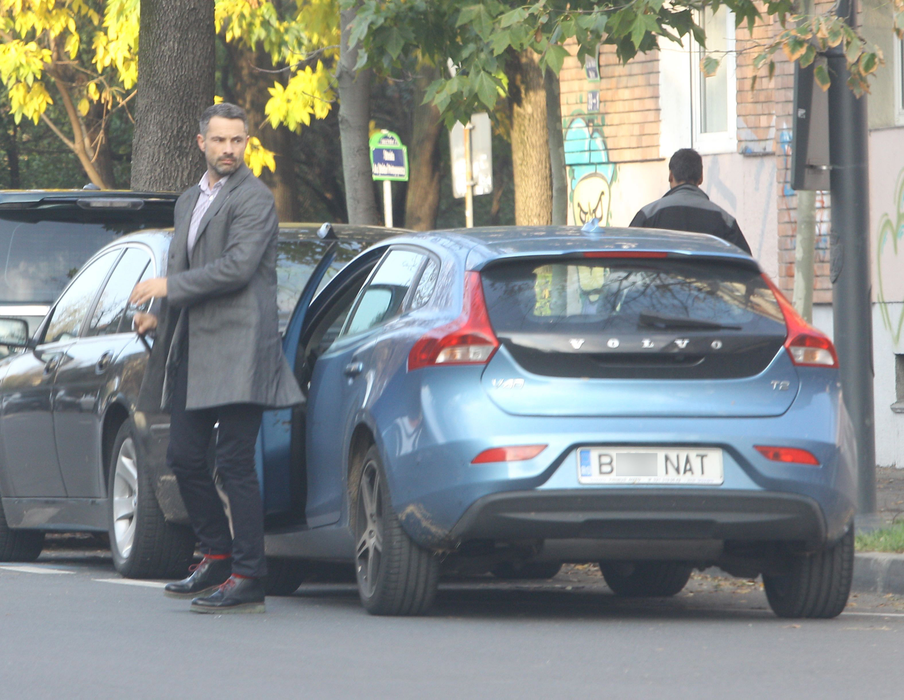 Fostul soţ al ştiristei se afişează acum în oraş cu maşina ei, dând de bănuit că ar fi făcut partajul cu aceasta la fel de discret precum a fost divorţul celor doi