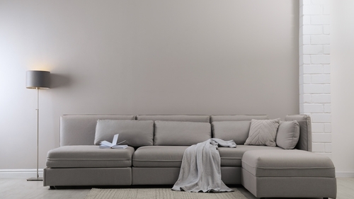 (P) Cum alegi canapeaua pentru living pentru un decor modern și aerisit – ce trebuie să știi?