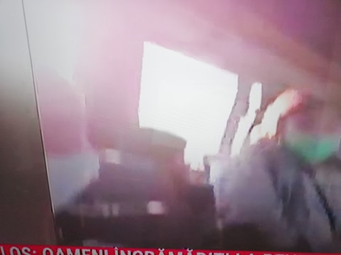 Imagini uluitoare în Vama Nădlac! Cum sunt înghesuiți oamenii într-un autocar care îi duce în carantină: ”Mână criminală!”