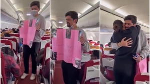 Gestul făcut de un tânăr, într-un avion, de față cu iubita sa. Ea nu știa că bărbatul se află la bord! Pasagerii au început să aplaude