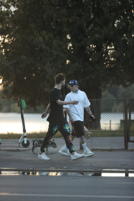 Lino Golden și-a scos cățelușul la plimbare, în parcul Herăstrău (Foto: CANCAN.RO)