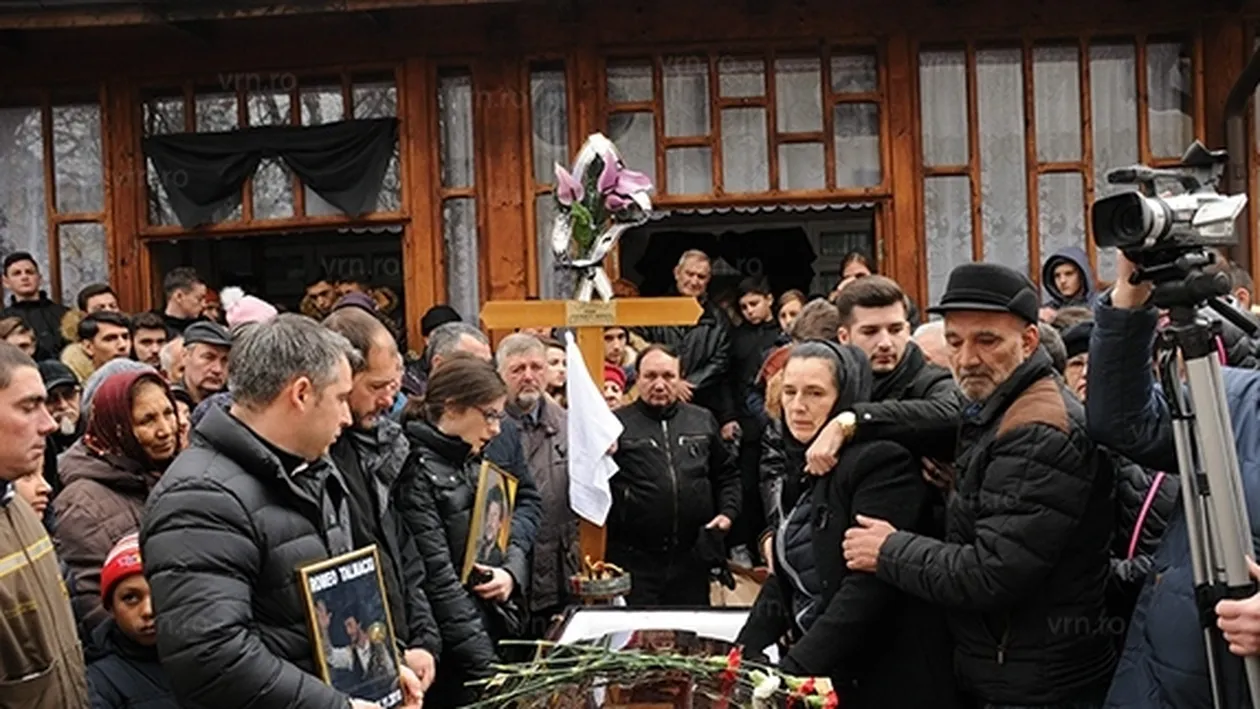 FOTO. Lacrimi și durere. Romeo Tâlmaciu a fost înmormântat. Soția regretatului profesor a leșinat!